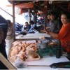 Salah seorang pedagang daging ayam di Pasar Kepuh.